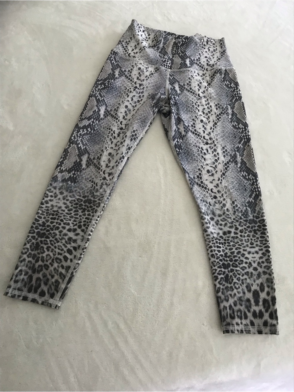 EVOLUTION AND CREATION SNAKESKIN CAPRI LEGGINGS GRAY/WHITE/CREAM/TAUPE SZ M NEW
